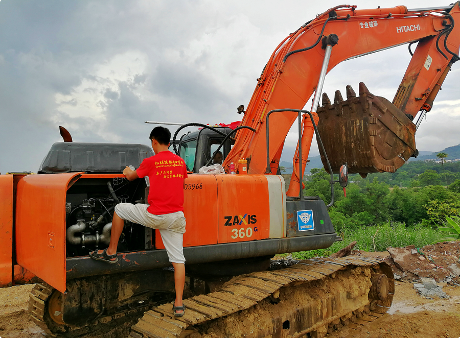 日立挖掘機(jī)修理現(xiàn)場(chǎng)1.png